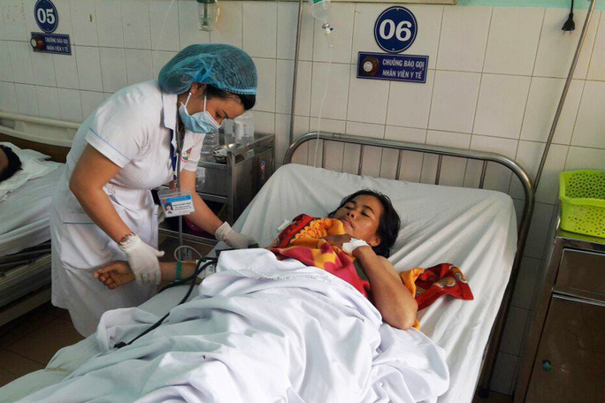 Các nhân viên y tế Bệnh viện Đa khoa tỉnh Gia Lai đang chăm sóc cho bệnh nhân bị truyền nhầm máu 