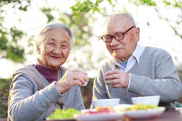 Bệnh nhân Alzheimer cần được bổ sung nhiều rau xanh, hoa quả trong bữa ăn chính