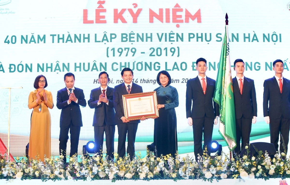 Bộ trưởng Bộ Y tế Nguyễn Thị Kim Tiến tặng Cờ thi đua của Chính phủ cho Bệnh viện Phụ sản Hà Nội
