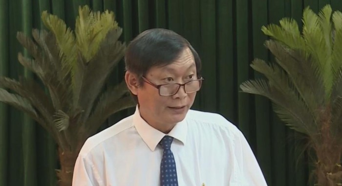 Ông Nguyễn Văn Dũng, Giám đốc sở Y tế tỉnh Cà Mau lý giải về việc hàng loạt bác sĩ bệnh viện công bỏ việc tại kỳ họp HĐND tỉnh Cà Mau khóa IX.