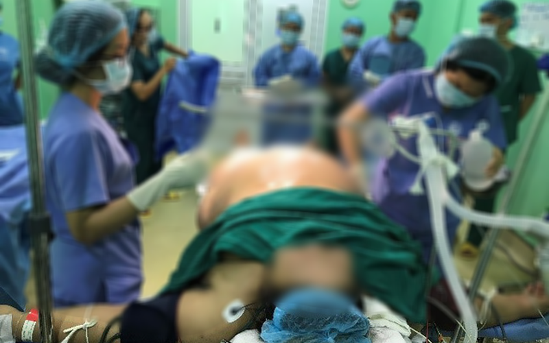 Các bác sĩ thực hiện ca phẫu thuật bắt con cho sản phụ có cân nặng lên tới 162kg