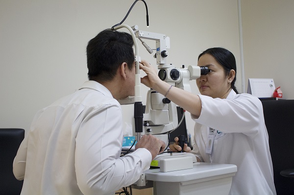 Các triệu chứng thường gặp của cận thị là nheo mắt và mỏi mắt khi phải nhìn xa