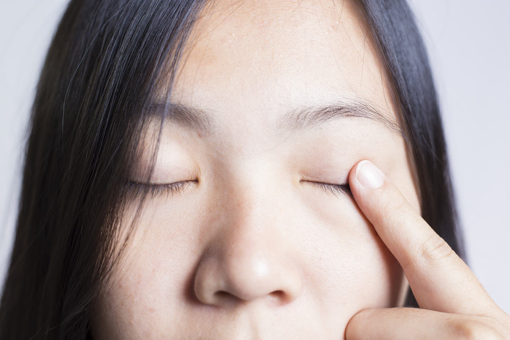 Bạn nên đi khám mắt khi bị cộm, đỏ hoặc nổi u nhọt trên mí mắt