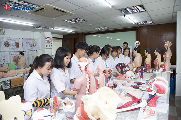 Sinh viên trong tiết thực hành tại Trường Cao đẳng Y Dược Sài Gòn