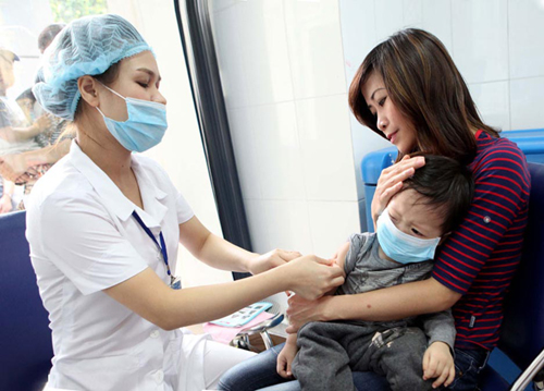 Tiêm vacxin là việc làm cần thiết để bảo vệ con em mình khỏi bệnh sởi