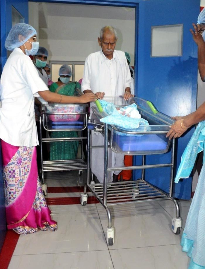 Ông Rao chăm sóc cho hai cô con gái song sinh mới chào đời. Ảnh: WSMV