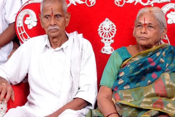 Hai vợ chồng bà Mangayamma  