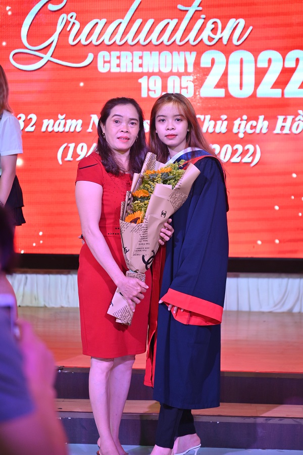sinh viên Trường Cao đẳng Y Dược Sài Gòn nhận bằng tốt nghiệp chụp ảnh cùng người thân