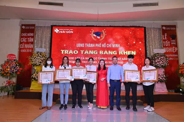 trao bằng khen cho sinh viên Trường Cao đẳng Y Dược Sài Gòn
