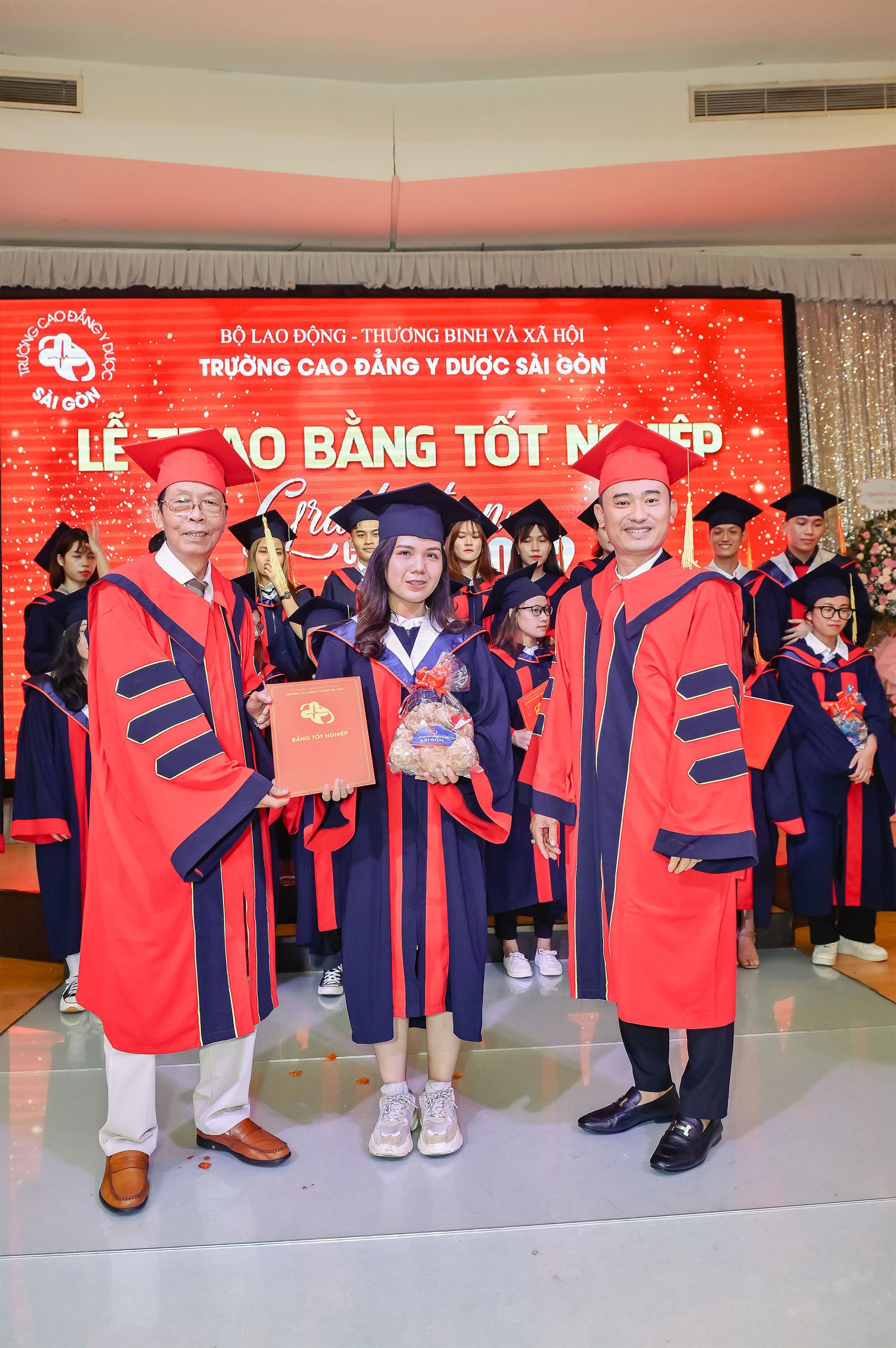 trao bằng tốt nghiệp sinh viên Trường Cao đẳng Y Dược Sài Gòn