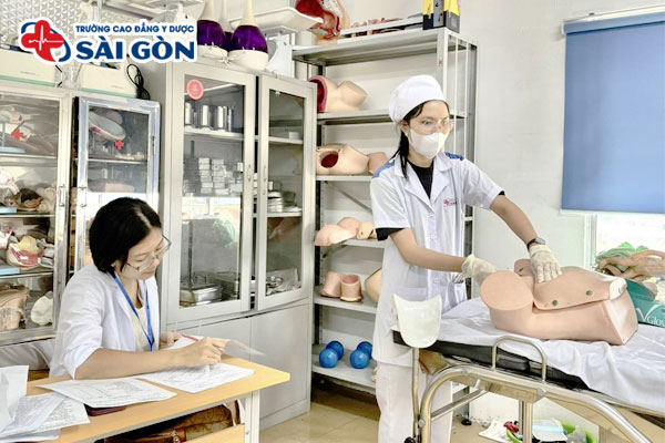 Điều dưỡng viên có vai trò quan trọng trong chăm sóc sức khỏe 