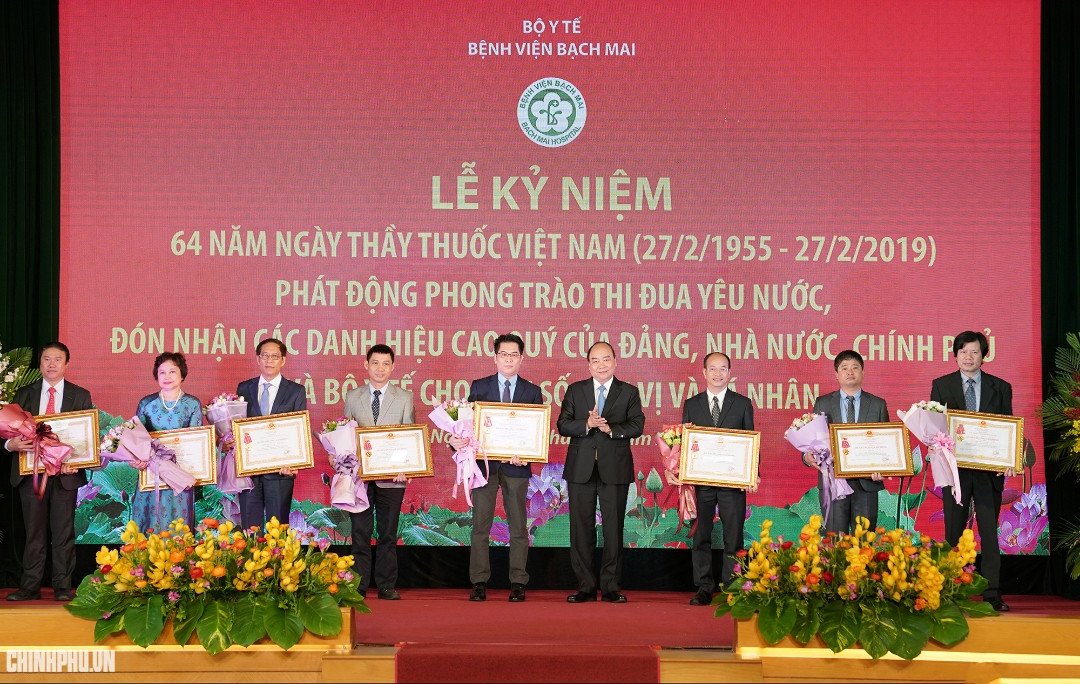 Thủ tướng Nguyễn Xuân Phúc trao Huân chương Lao động cho 6 tập thể và 2 cá nhân của Bệnh viện Bạch Mai