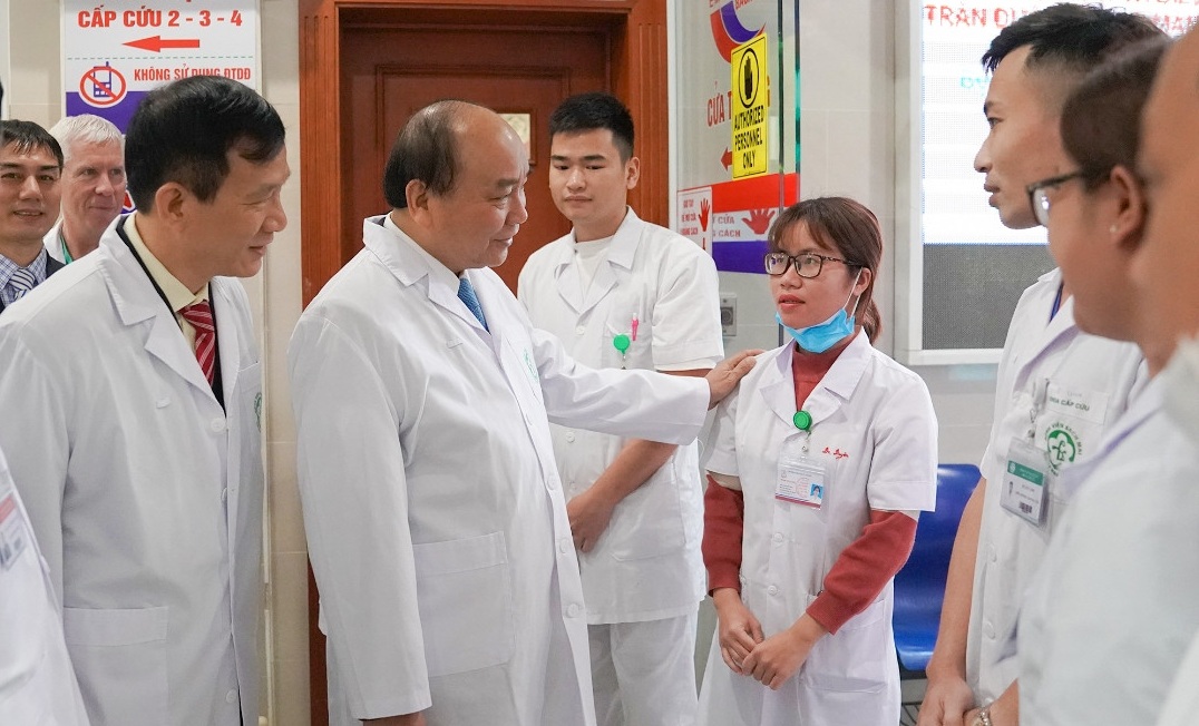 Thủ tướng Nguyễn Xuân Phúc tặng quà các y bác sĩ Bệnh viện Bạch Mai sáng 26-2