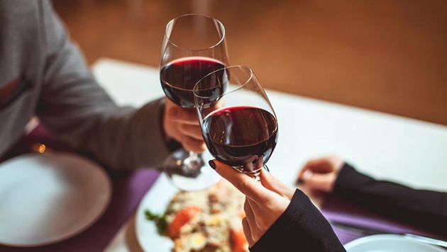 Rất ít người nhận thức được nguy cơ ung thư do rượu vang đỏ gây ra