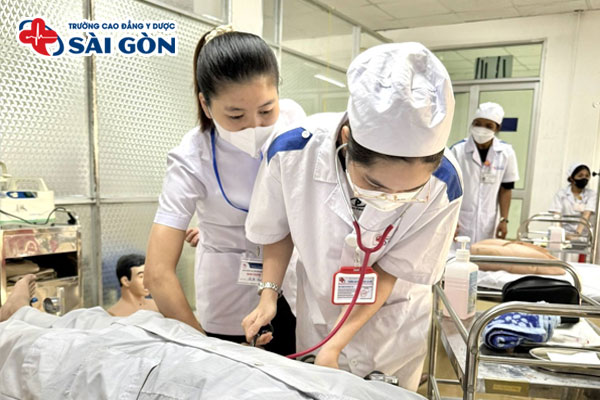 sinh viên điều dưỡng trường cao đẳng y dược sài gòn