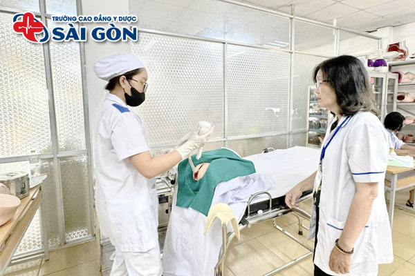 nữ hộ sinh chăm sóc cho sản phụ