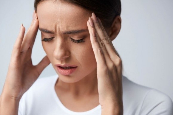 Các tác dụng phụ thường xảy ra khi dùng Adalat là đau đầu, đỏ ửng ở mặt