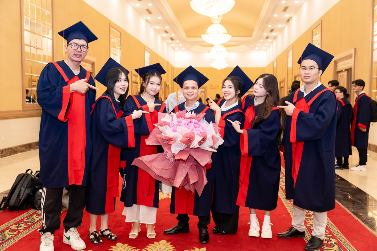 trao bằng tốt nghiệp 2025