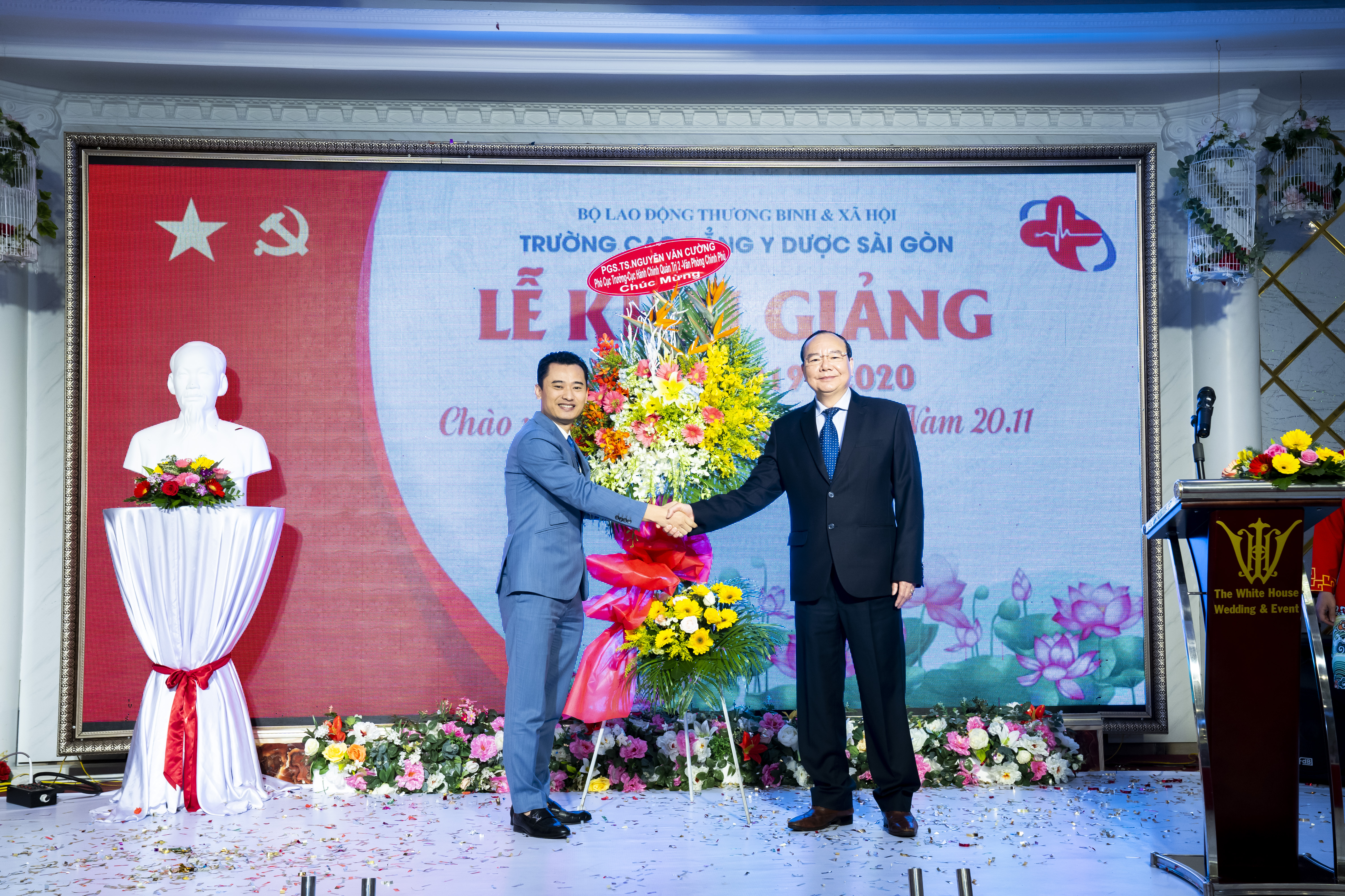 PGS. TS Nguyễn Văn Cường - Nguyên Phó Cục trưởng - Cục Hành Chính Quản trị 2 - Văn Phòng Chính Phủ trao tặng hoa trong buổi lễ