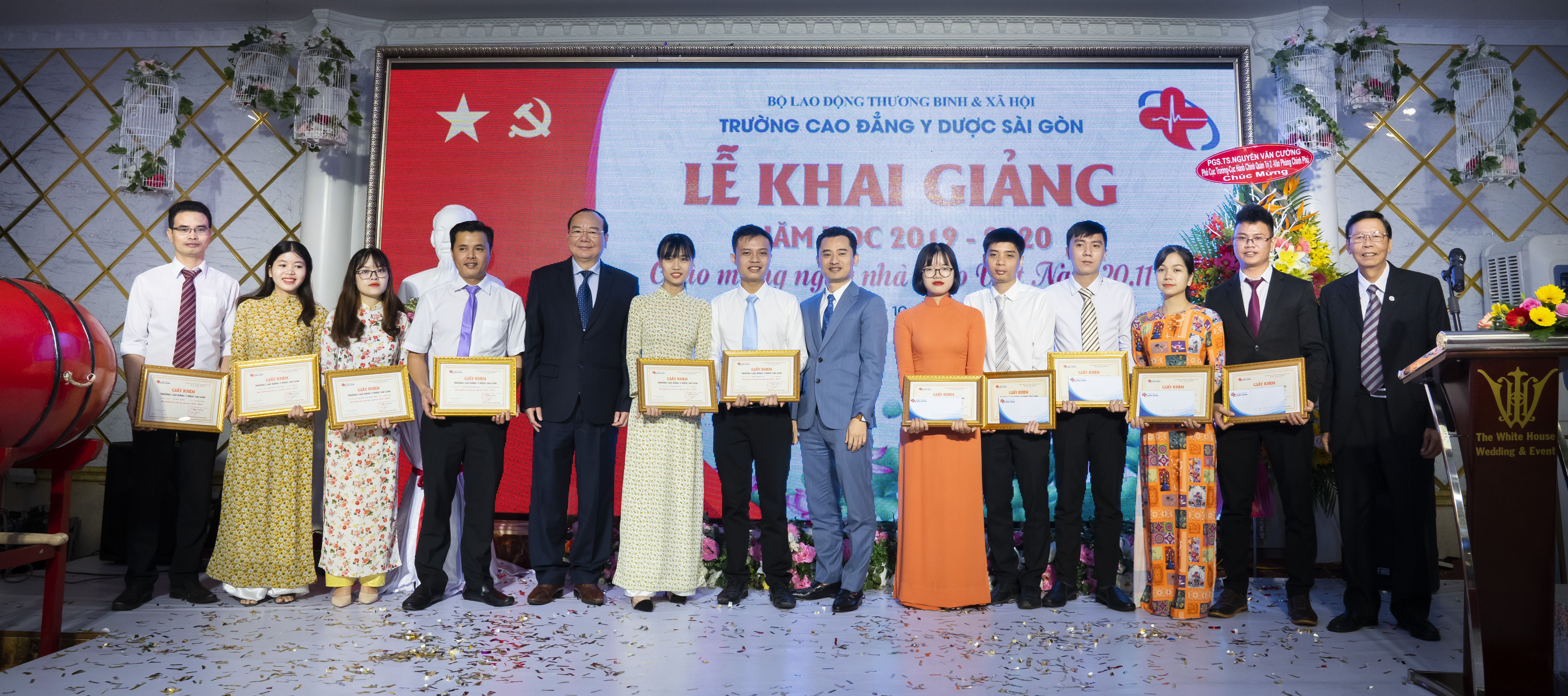 Nhà trường trao bằng khen và tuyên dương các cán bộ, giảng viên Trường Cao đẳng Y Dược Sài Gòn có thành tích tốt trong năm học vừa qua