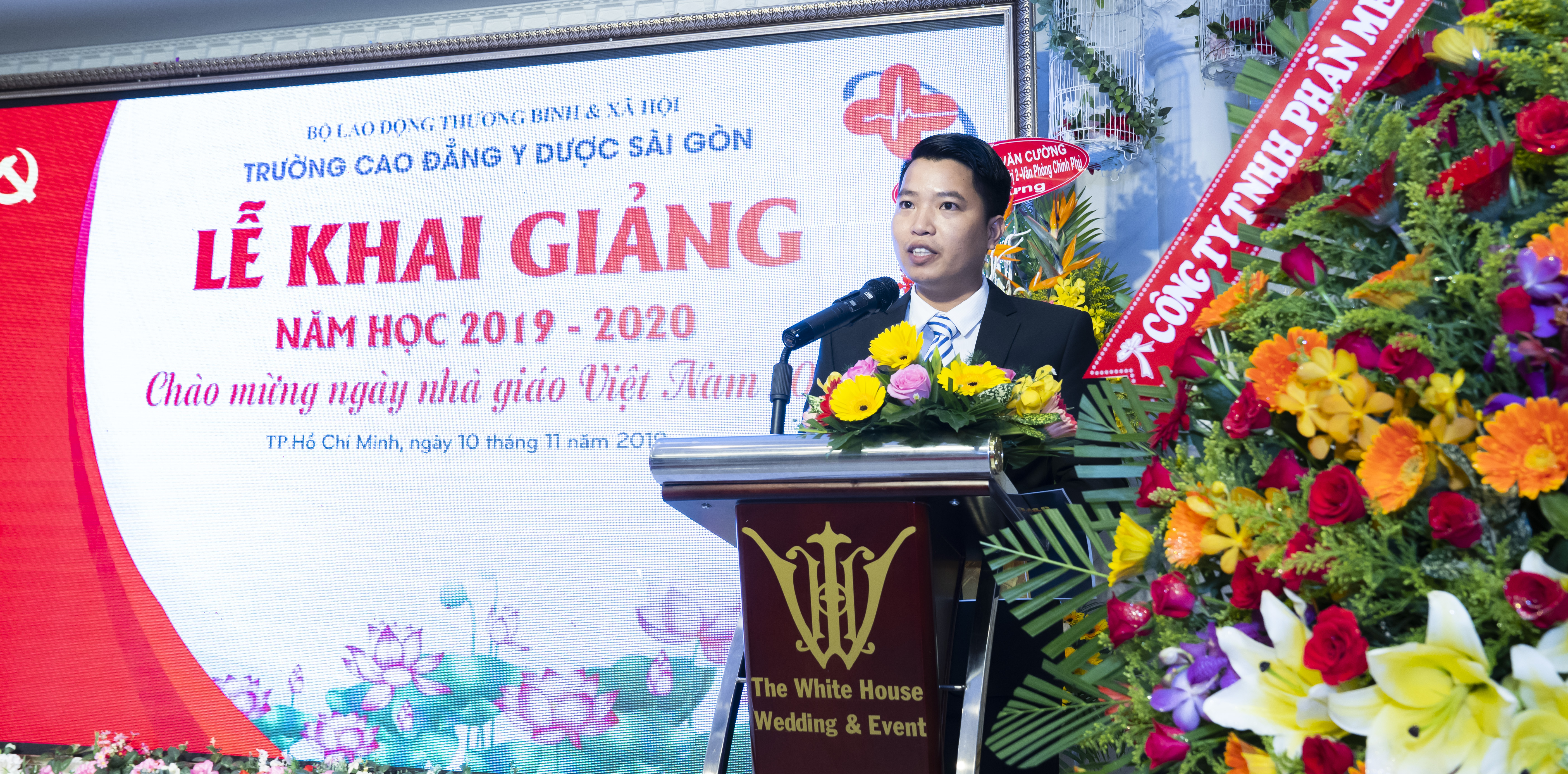 Thầy Nguyễn Văn Phương- Phó Hiệu trưởng Nhà trường đọc Quyết định khen thưởng cho các sinh viên