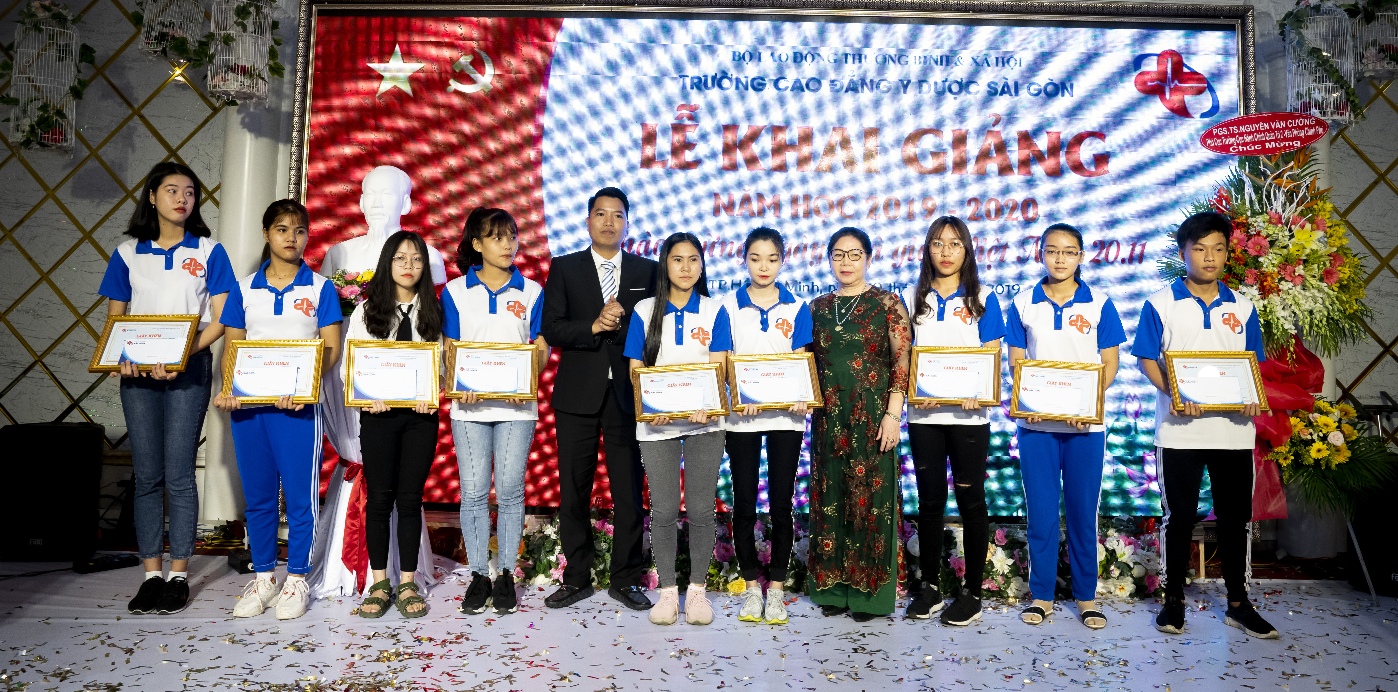 hạc sĩ Nguyễn Thị Liên và Thầy giáo Nguyễn Văn Phương trao thưởng cho các em tân sinh viên