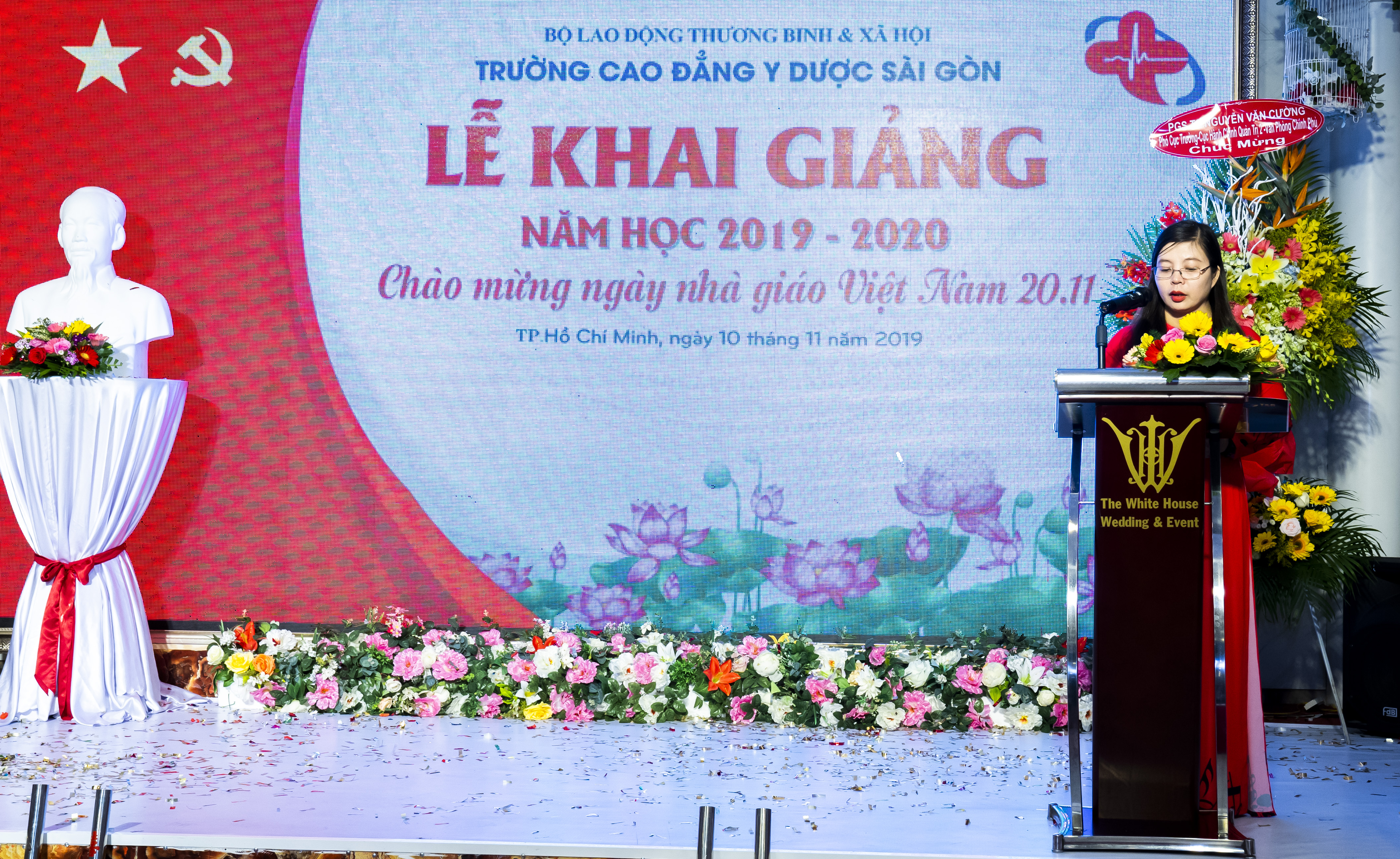 Phó Hiệu trưởng Trường Cao đẳng Y Dược Sài Gòn, cô Nguyễn Thị Nhàn phát biểu trong buổi Lễ khai giảng năm học mới 2019 – 2020