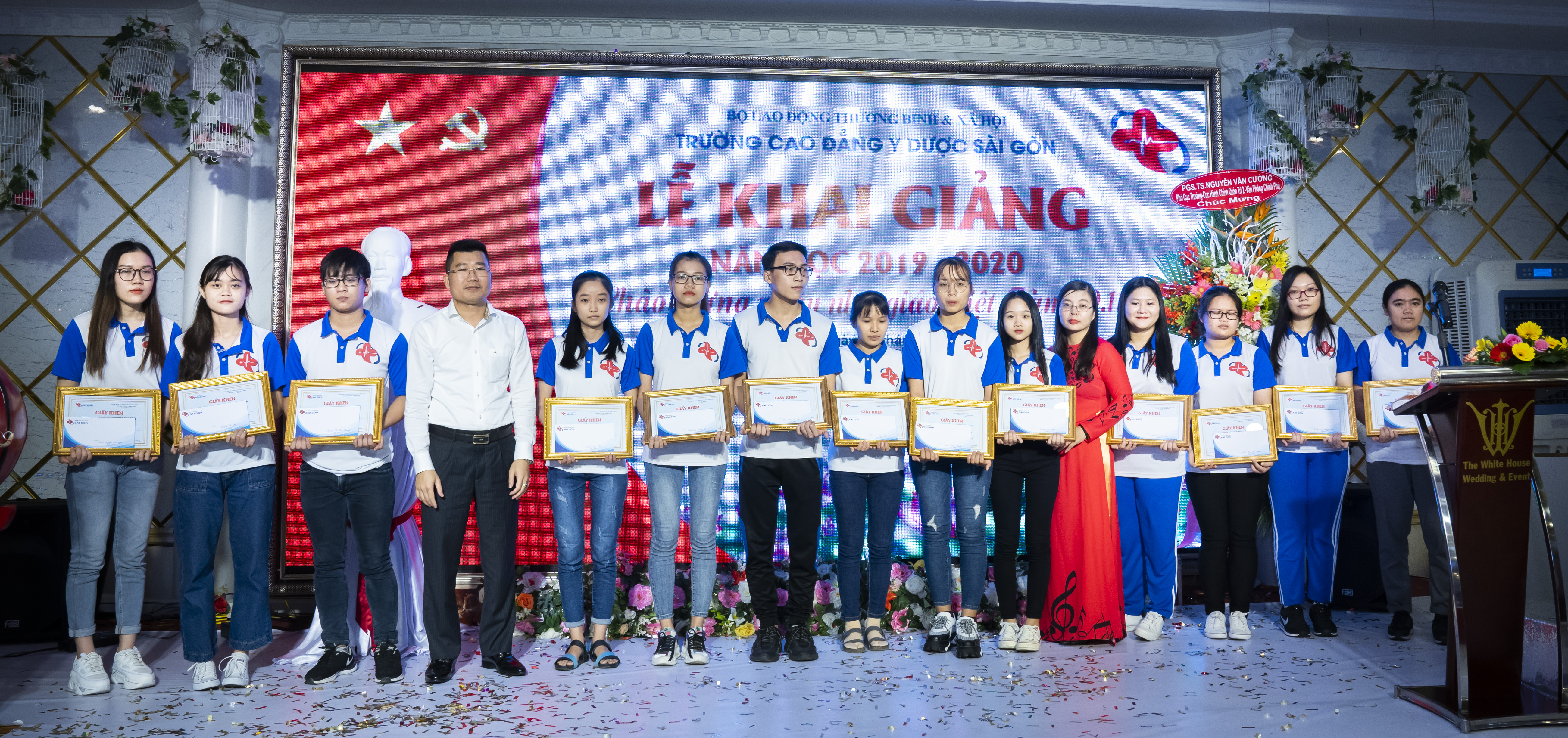 Cô Phó hiệu trưởng Nguyễn Thị Nhàn và thầy giáo Nguyễn Văn Liên lên trao thưởng cho các em sinh viên K11