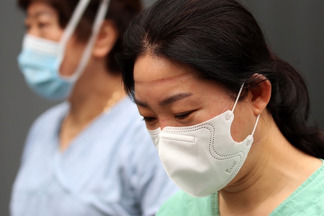 Nữ nhân viên y tế của Bệnh viện Dongsan thuộc Đại học Keimyung ở Daegu có vết hằn trên trán vì đeo khẩu trang quá lâu