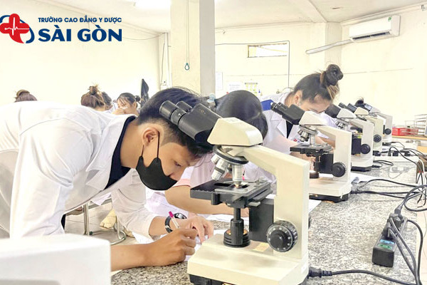 Cử nhân Xét nghiệm Y học là gì? Học gì, Làm gì - Lương bao nhiêu?