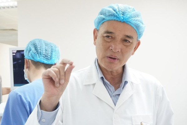 Bác sĩ Việt Nam cắt u đường tiêu hóa không cần phẫu thuật