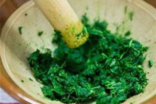 Bé 15 tháng tử vong thương tâm vì gia đình đắp lá trị bỏng