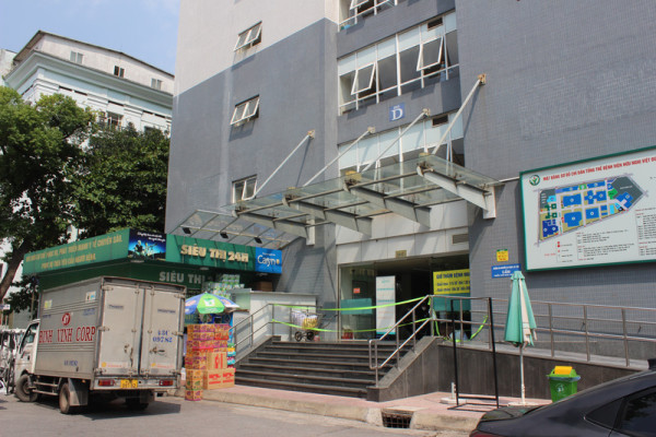 Bệnh viện Hữu nghị Việt Đức tiếp tục xin giãn cách người bệnh và nhân viên y tế