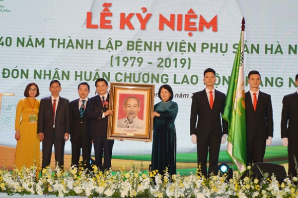 Bệnh viện Phụ sản Hà Nội đón nhận huân chương lao động hạng nhất lần 2