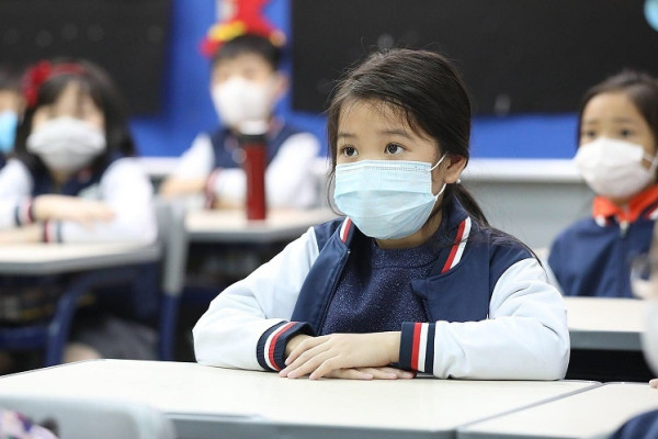 Bộ GD&ĐT yêu cầu các gia đình kiểm tra thân nhiệt cho học sinh trước khi đến trường