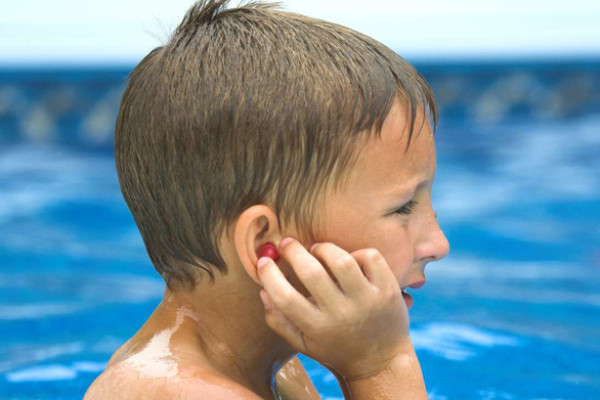 Cảnh báo: Trẻ lắc mạnh đầu để đẩy nước ra khỏi tai có thể khiến não bị tổn thương
