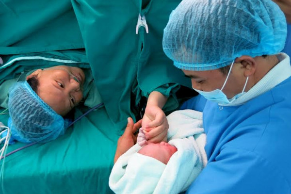 Chào đón 100 em bé ra đời bằng thụ tinh trong ống nghiệm ở Hà Nội