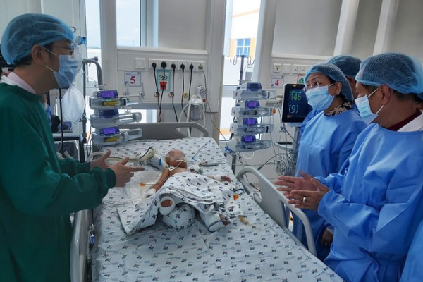 Chị em Song Nhi nhoẻn miệng cười khi Phó Chủ tịch nước đến thăm