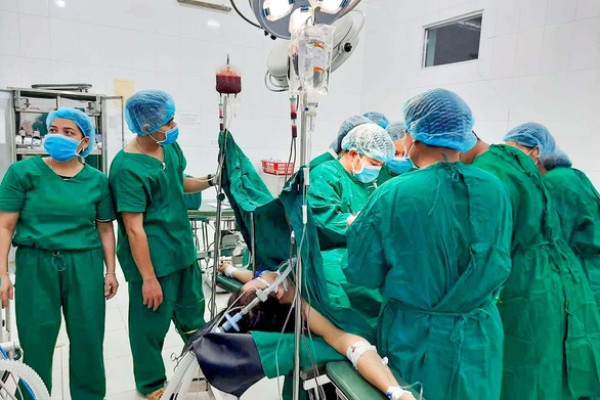 Cứu thai phụ bị vỡ tử cung, mất 2 lít máu khi đang mang bầu 3 tháng