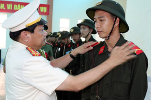 di-nghia-vu-cong-an-co-duoc-lam-cong-an-khong