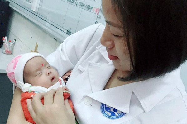Hành trình kỳ diệu nuôi sống bé sinh non nhẹ cân nhất Việt Nam từ 480 gr lên 2,1 kg