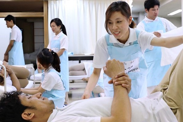 Vì sao nên học chuyển đổi từ Điều dưỡng sang Y sĩ? Điều kiện là gì?