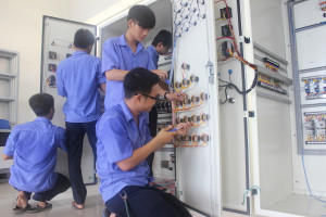 hoc-nghe-dien-cong-nghiep-co-kho-khong