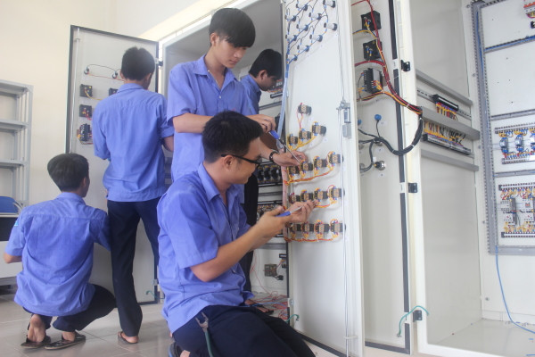 Học nghề Điện công nghiệp có khó không?