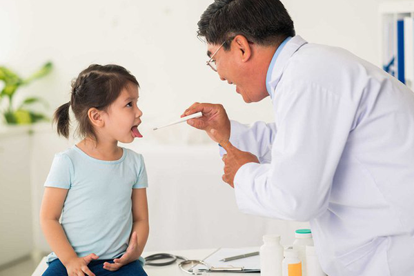 Hướng dẫn cách chăm sóc khi trẻ em bị viêm đường hô hấp trên