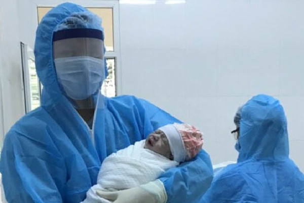 Lào Cai: Một em bé chào đời tại khu cách ly COVID-19
