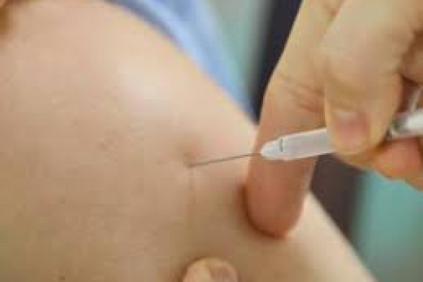 Mạng xã hội truyền tin "uống thuốc dự phòng trước tiêm vắc-xin COVID-19 giảm phản ứng phụ", chuyên gia nói gì?