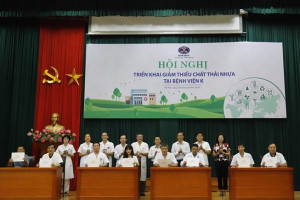 moi-thang-benh-vien-k-su-dung-gan-1-tan-tui-nilon-de-dung-rac