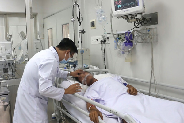 Người cha bắt rắn hổ mang chúa bị biến chứng suy đa cơ quan, bệnh viện dồn lực cứu chữa