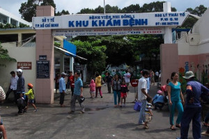 nu-dieu-duong-bv-nhi-dong-1-bi-nguoi-nha-benh-nhi-danh-gay-xuong-ham